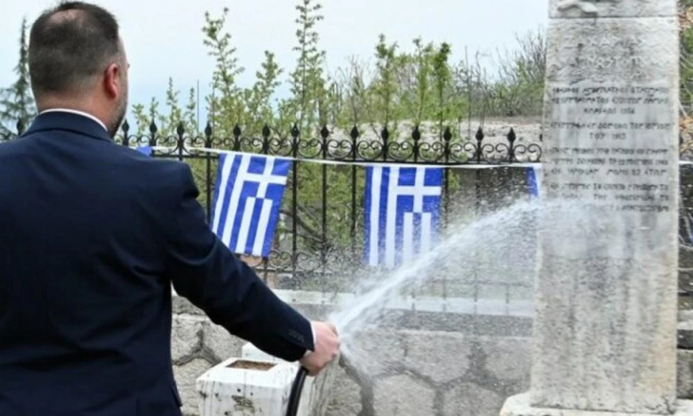 Βάνδαλοι προκάλεσαν φθορές στο Μνημείο Ηρώων στον Δομοκό (εικόνες)